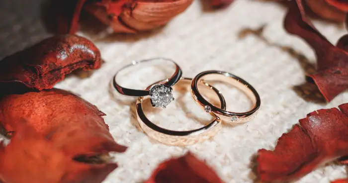 Olika stilar av förlovningsringar med diamant