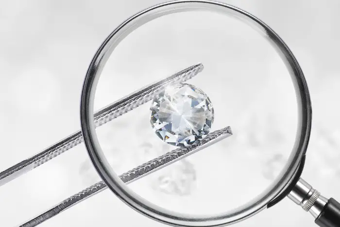 Närbild på diamant i förstoringsglas